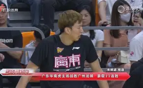 球迷闯入球赛拥抱梅西致比赛中断